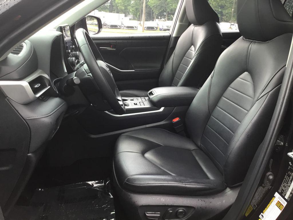 used 2020 Toyota Highlander car, priced at $31,999