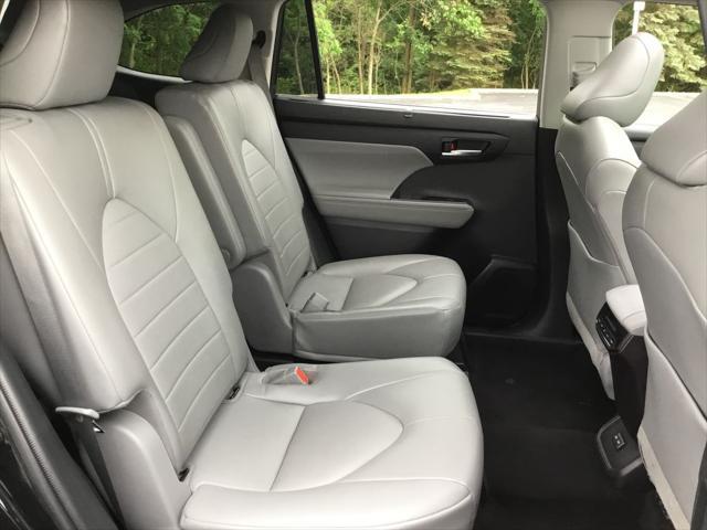 used 2022 Toyota Highlander car, priced at $39,999