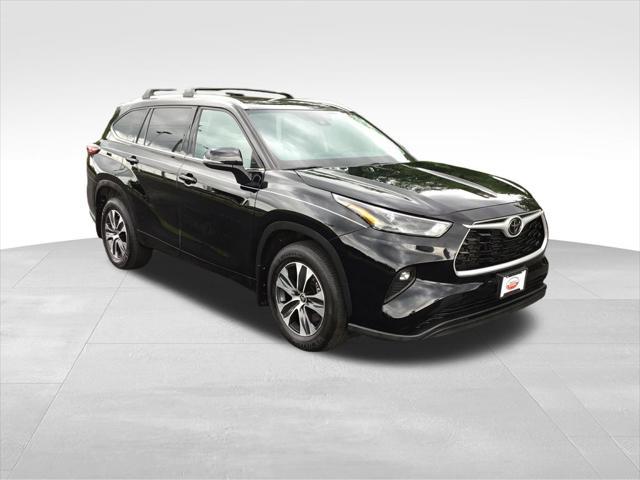 used 2022 Toyota Highlander car, priced at $39,999