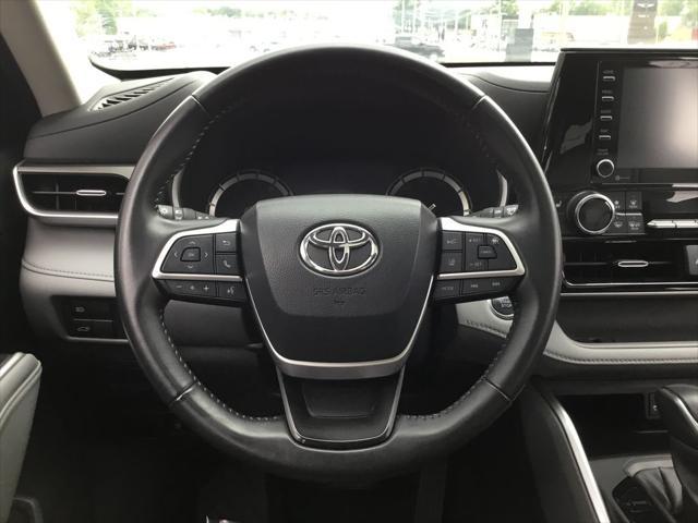 used 2022 Toyota Highlander car, priced at $39,999