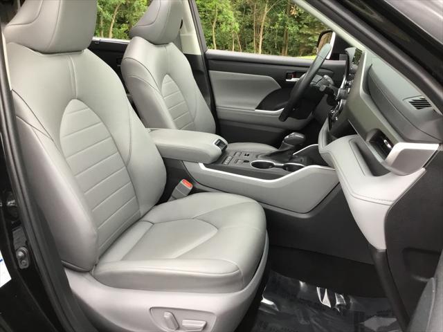 used 2022 Toyota Highlander car, priced at $39,999