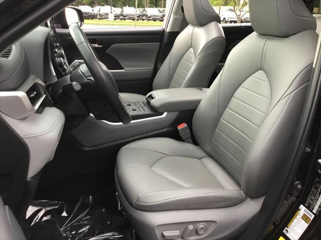 used 2022 Toyota Highlander car, priced at $39,999