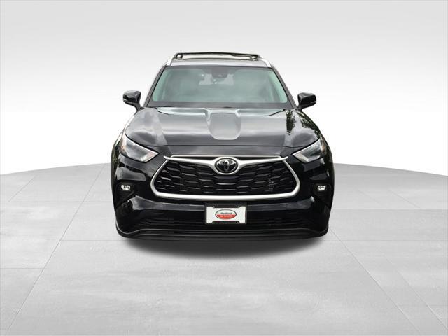 used 2022 Toyota Highlander car, priced at $39,999