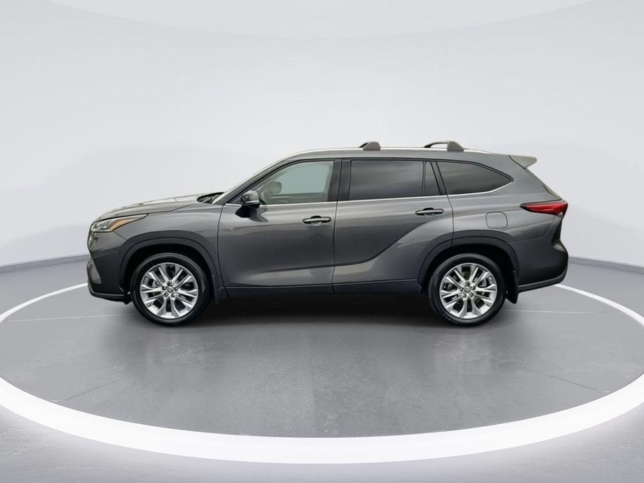 used 2022 Toyota Highlander car, priced at $39,997