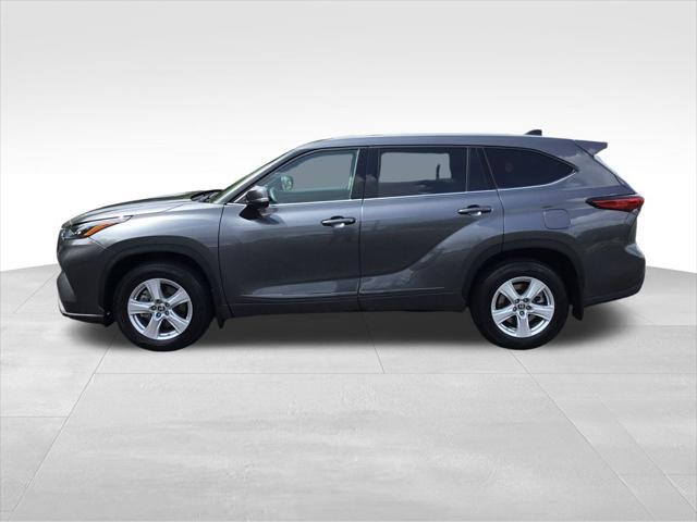 used 2022 Toyota Highlander car, priced at $34,299