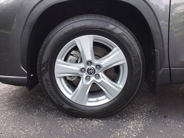 used 2022 Toyota Highlander car, priced at $34,299