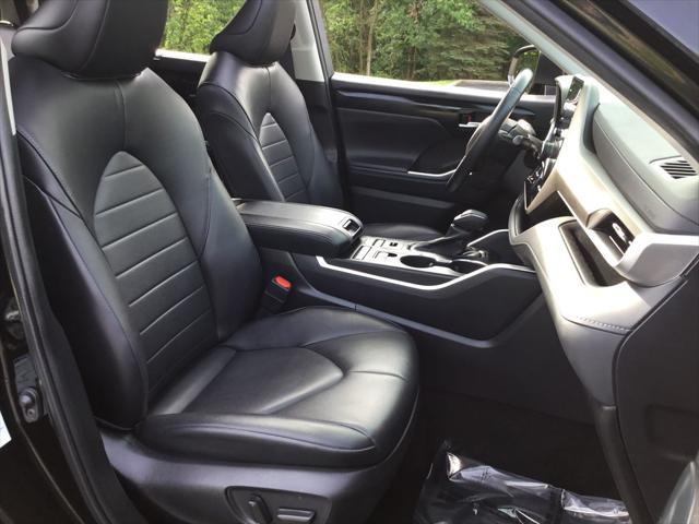 used 2022 Toyota Highlander car, priced at $36,999