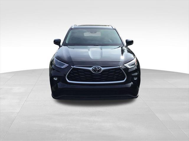 used 2022 Toyota Highlander car, priced at $36,999