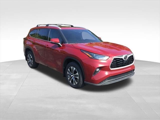 used 2022 Toyota Highlander car, priced at $32,999
