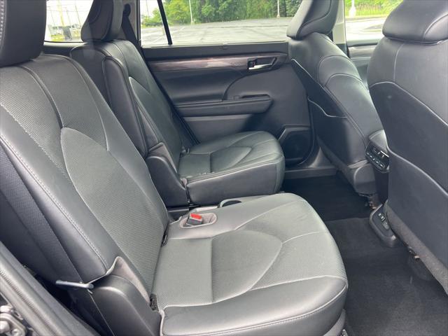 used 2021 Toyota Highlander Hybrid car, priced at $39,999