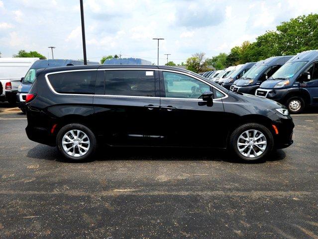 new 2025 Chrysler Pacifica car, priced at $45,651