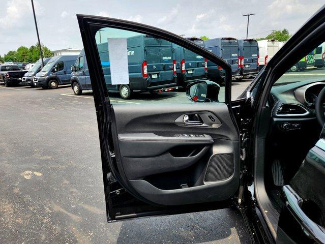 new 2025 Chrysler Pacifica car, priced at $45,651
