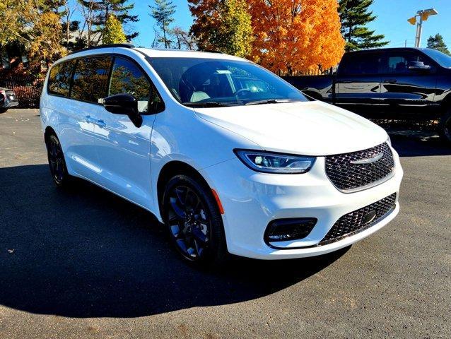 new 2023 Chrysler Pacifica car, priced at $44,998