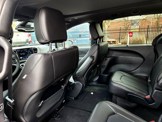 new 2025 Chrysler Pacifica car, priced at $40,663