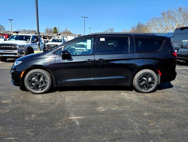 new 2024 Chrysler Pacifica Hybrid car, priced at $58,283