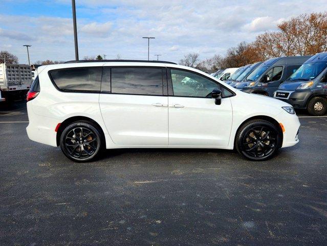 new 2023 Chrysler Pacifica car, priced at $47,599