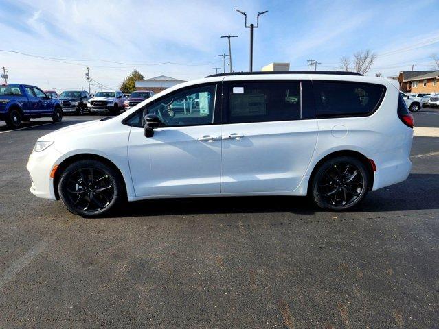 new 2024 Chrysler Pacifica car, priced at $54,016