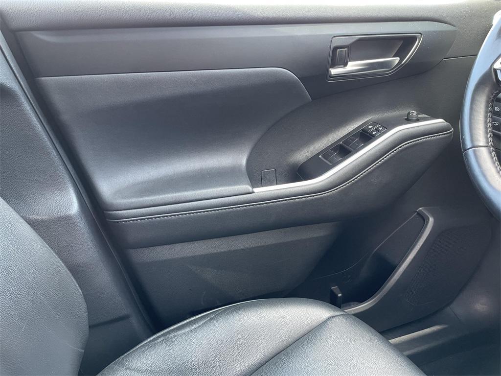 used 2021 Toyota Highlander car, priced at $26,000