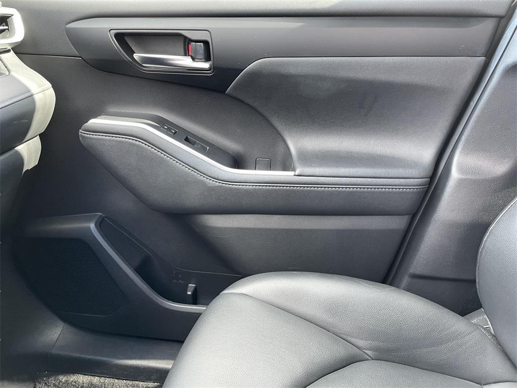 used 2021 Toyota Highlander car, priced at $26,000