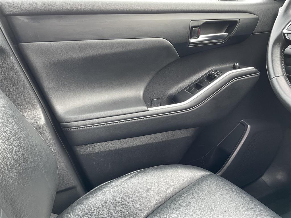 used 2022 Toyota Highlander car, priced at $35,000