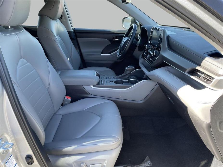 used 2021 Toyota Highlander car, priced at $32,000