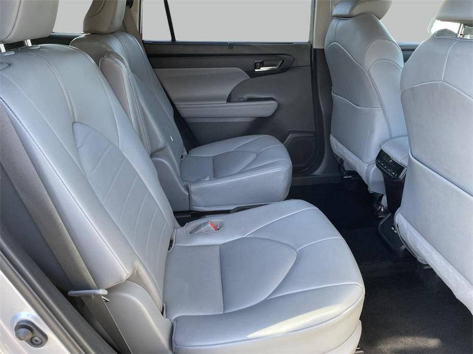 used 2021 Toyota Highlander car, priced at $32,000