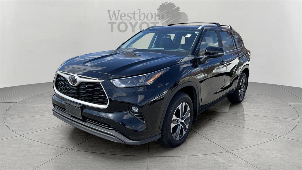 used 2023 Toyota Highlander car, priced at $39,000