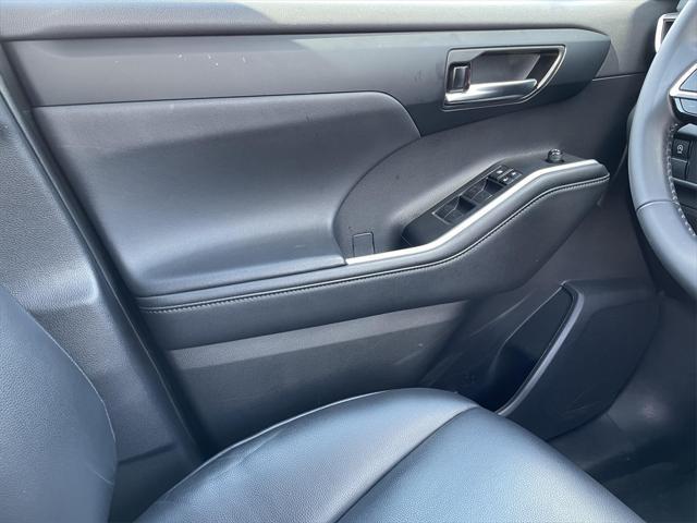used 2023 Toyota Highlander car, priced at $39,000