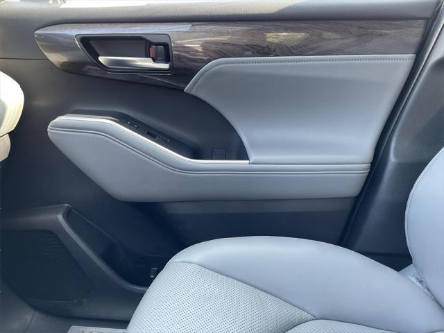 used 2022 Toyota Highlander car, priced at $39,000