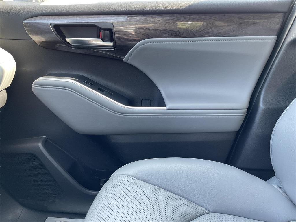 used 2022 Toyota Highlander car, priced at $39,000