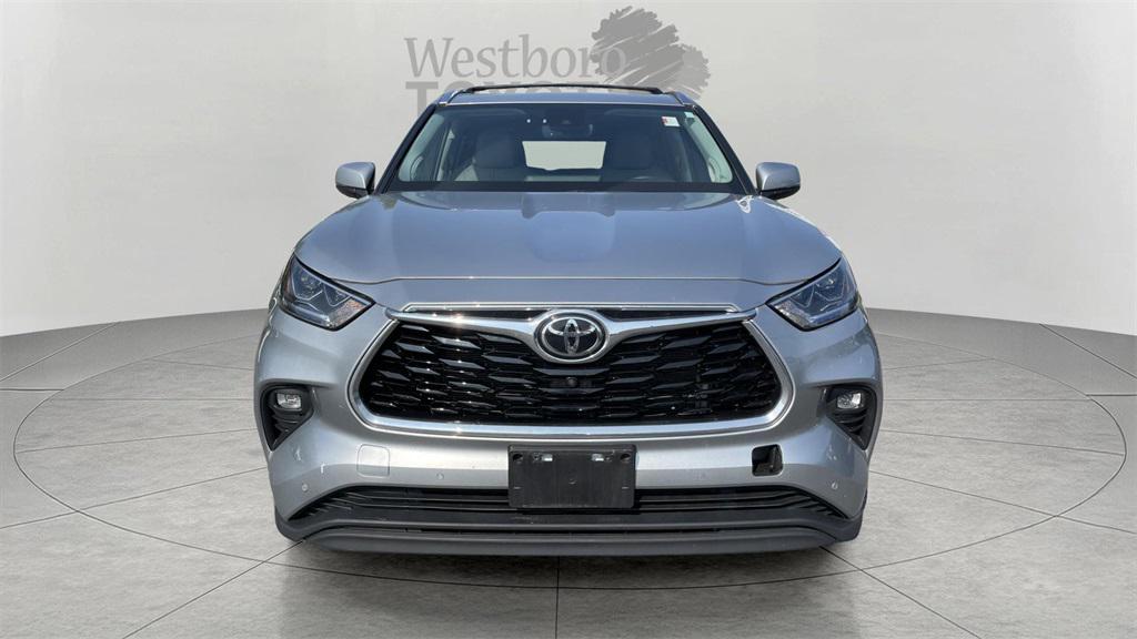 used 2022 Toyota Highlander car, priced at $39,000