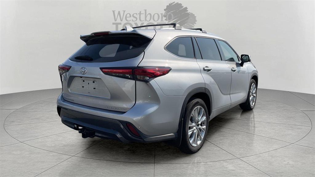 used 2022 Toyota Highlander car, priced at $39,000