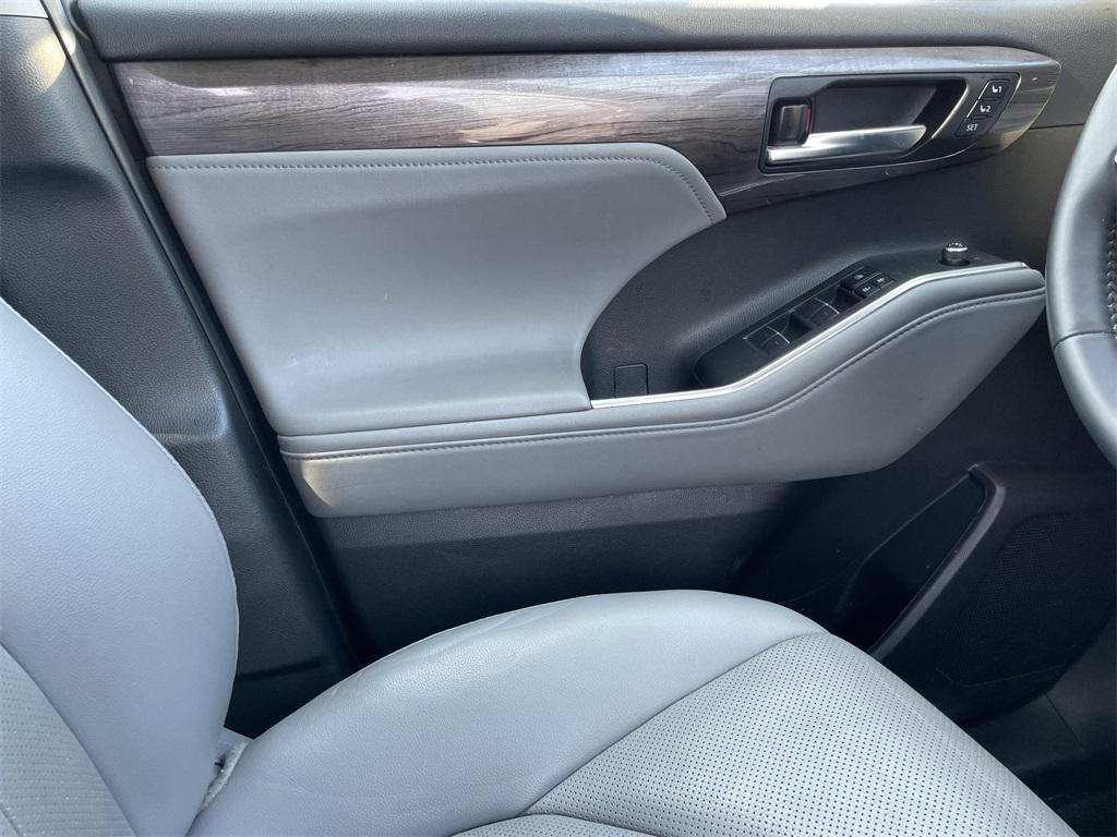 used 2022 Toyota Highlander car, priced at $39,000