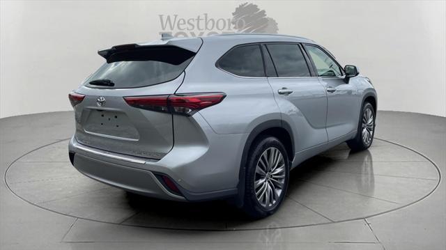 used 2020 Toyota Highlander car, priced at $32,000