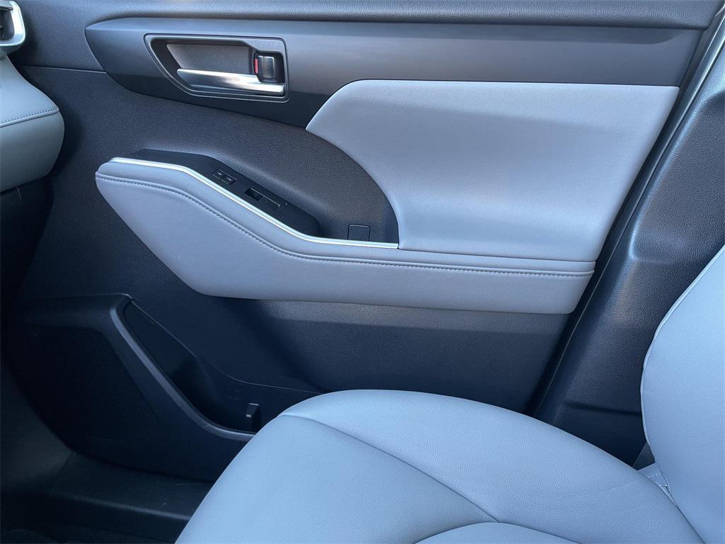 used 2021 Toyota Highlander car, priced at $31,000