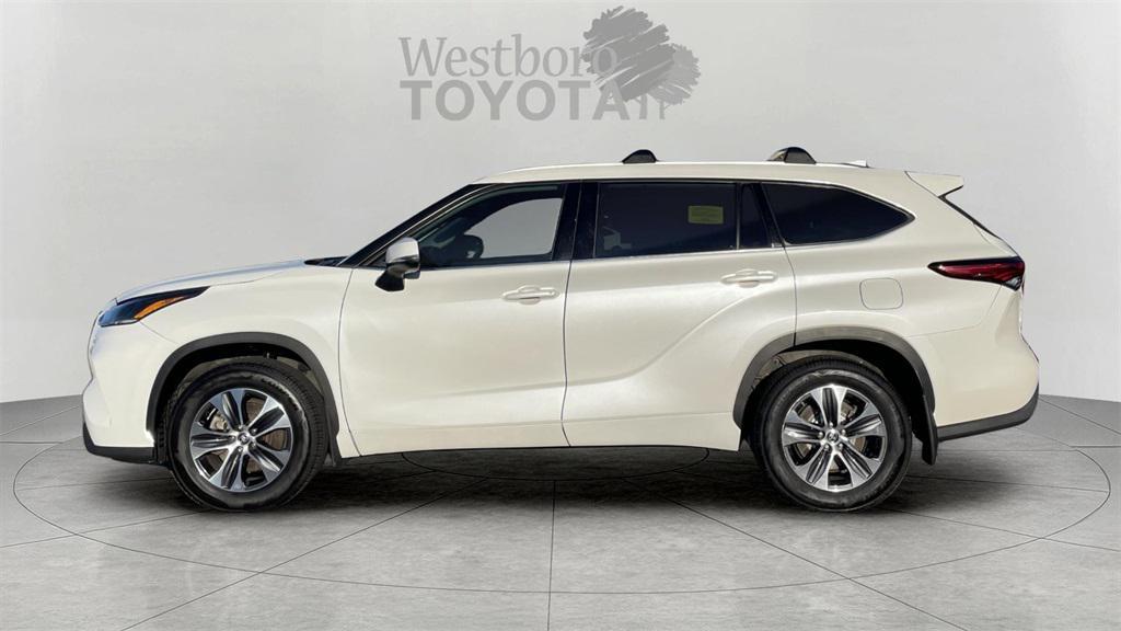 used 2021 Toyota Highlander car, priced at $31,000