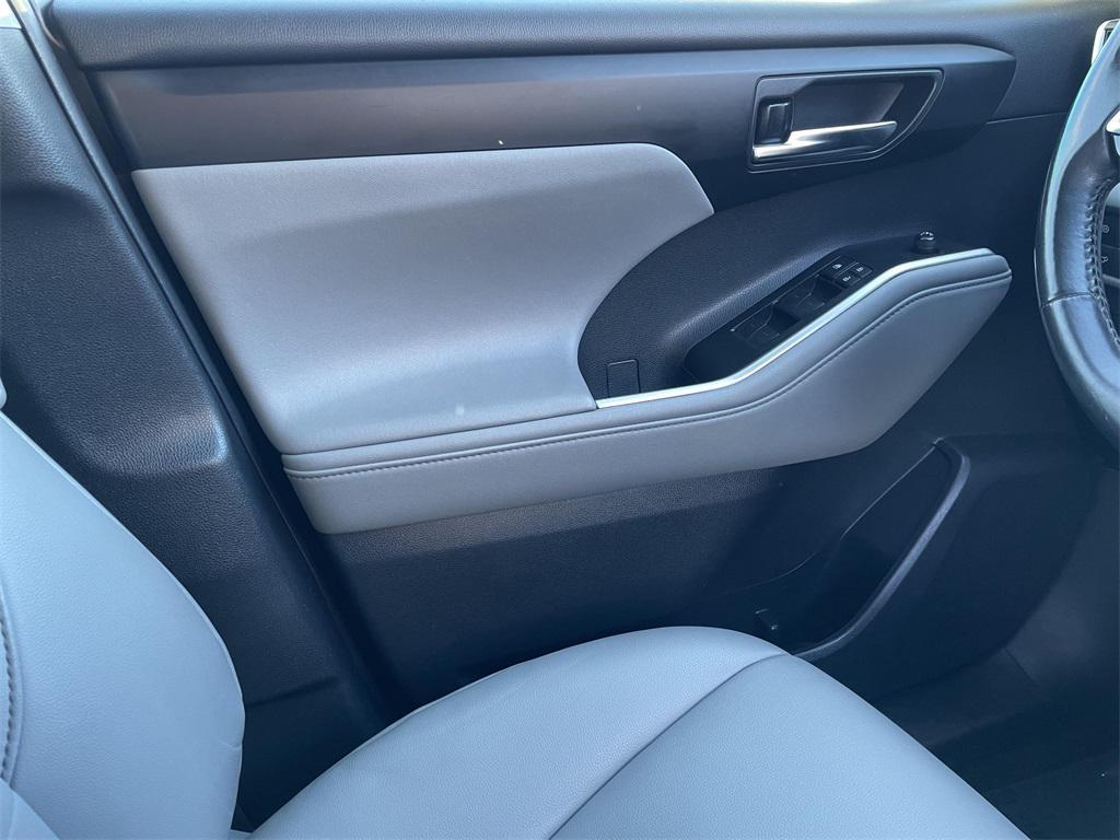 used 2021 Toyota Highlander car, priced at $31,000