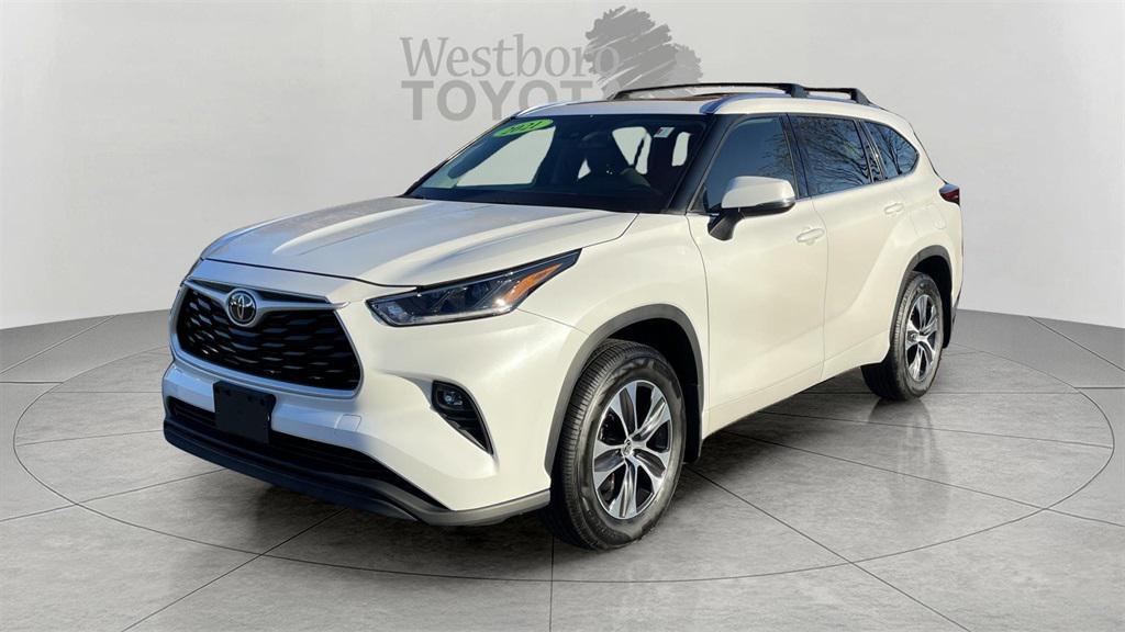 used 2021 Toyota Highlander car, priced at $31,000