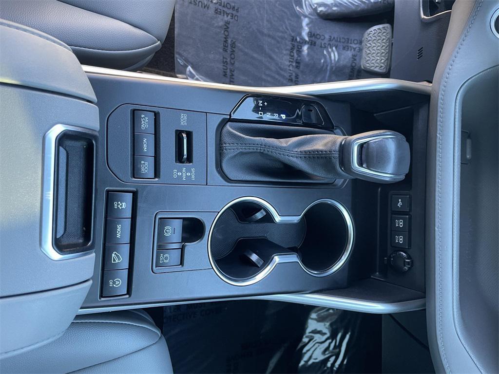 used 2021 Toyota Highlander car, priced at $31,000