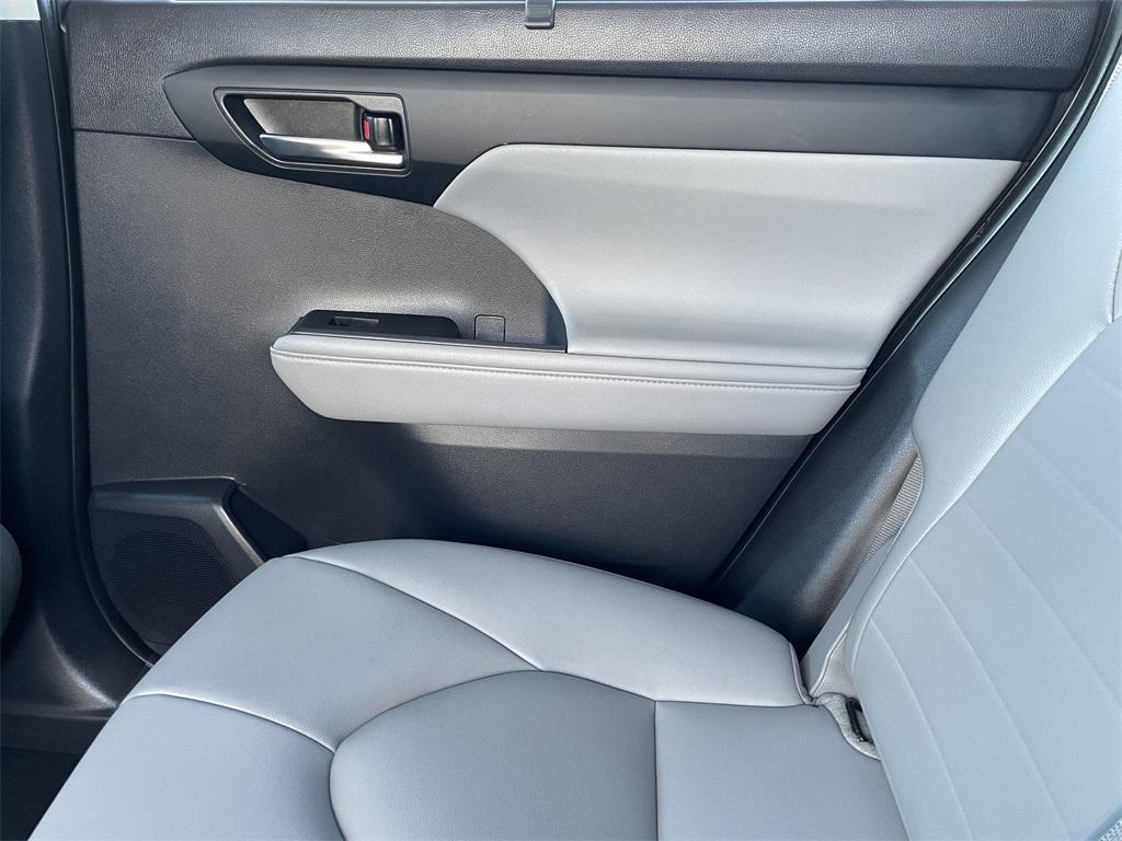 used 2021 Toyota Highlander car, priced at $31,000