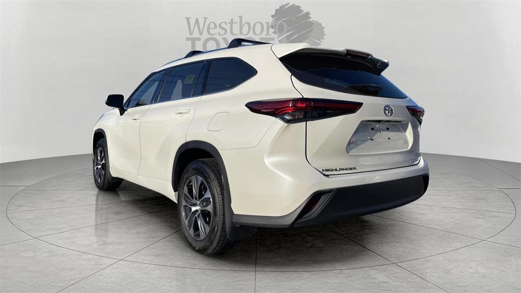 used 2021 Toyota Highlander car, priced at $31,000