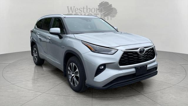 used 2023 Toyota Highlander car, priced at $38,900