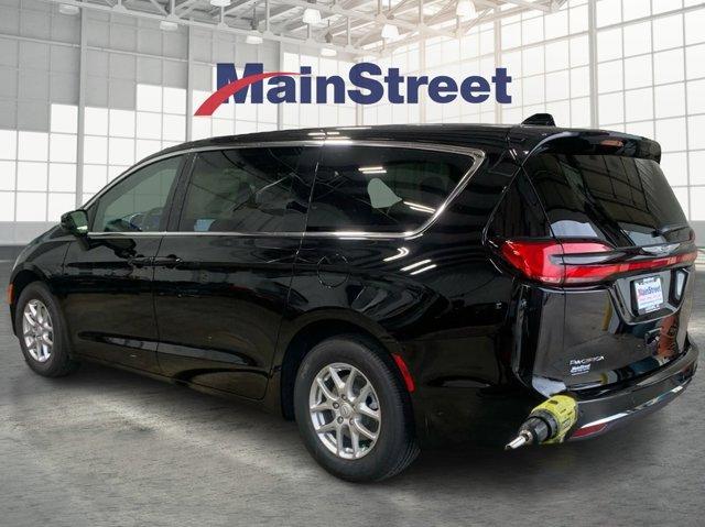 new 2025 Chrysler Pacifica car, priced at $38,724