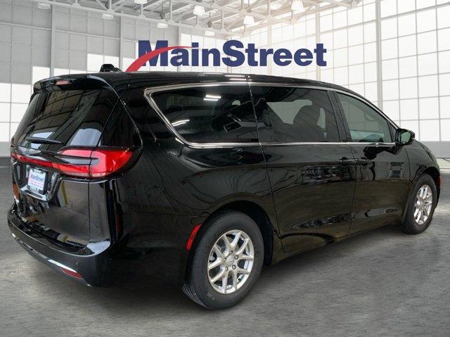 new 2025 Chrysler Pacifica car, priced at $38,724