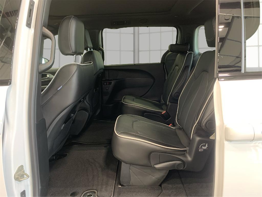 new 2025 Chrysler Pacifica car, priced at $45,566