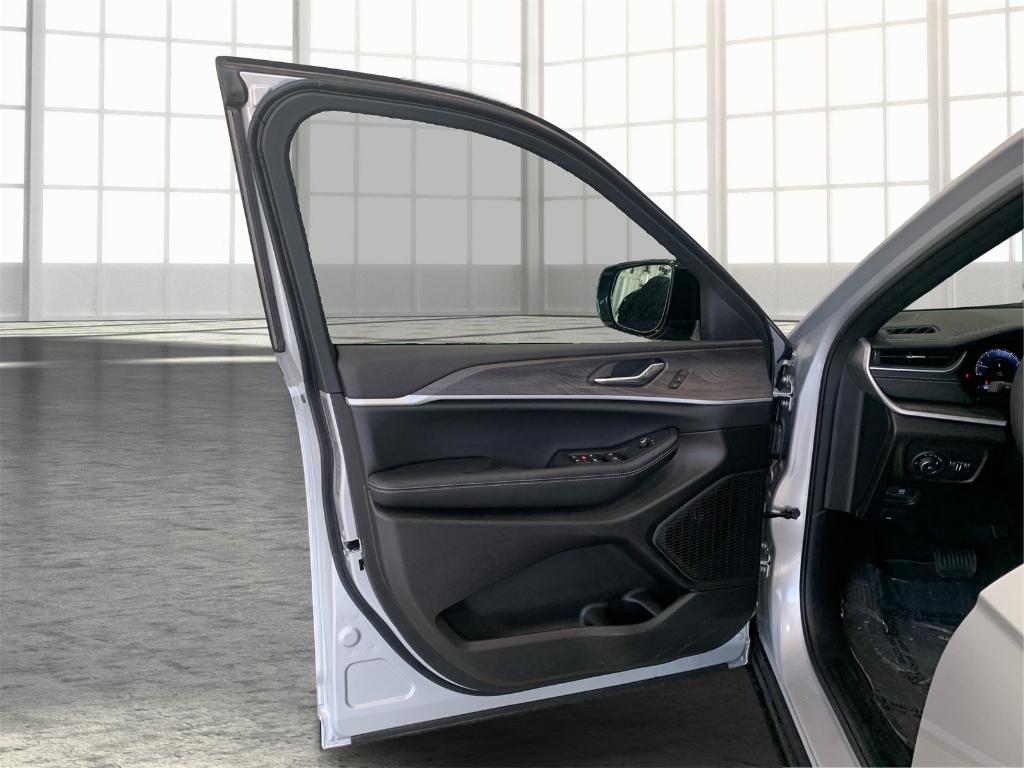 new 2025 Jeep Grand Cherokee car, priced at $43,837