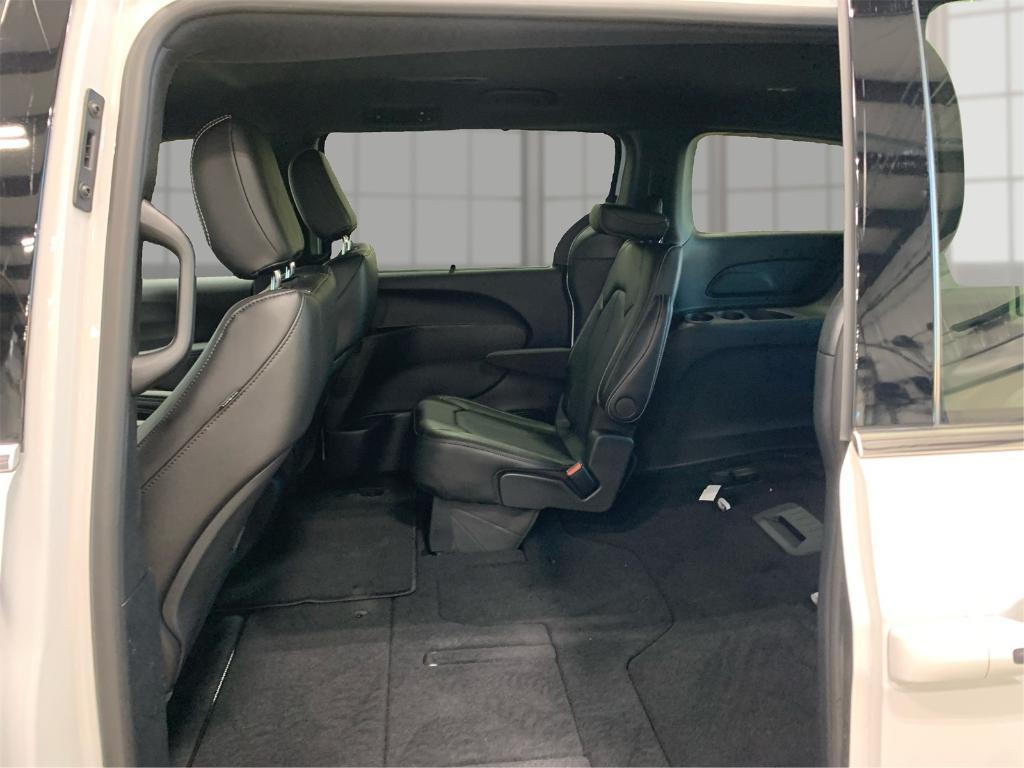 new 2025 Chrysler Pacifica car, priced at $38,342