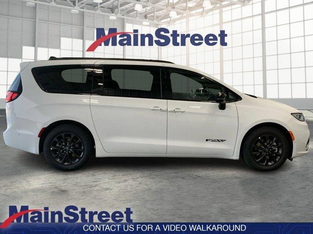 used 2025 Chrysler Pacifica car, priced at $39,698