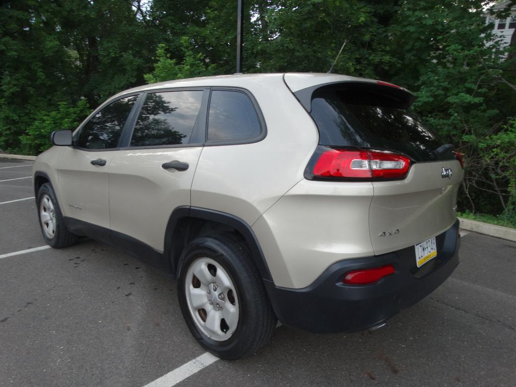 used 2015 Jeep Cherokee car, priced at $5,095