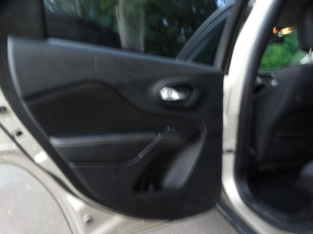 used 2015 Jeep Cherokee car, priced at $5,095